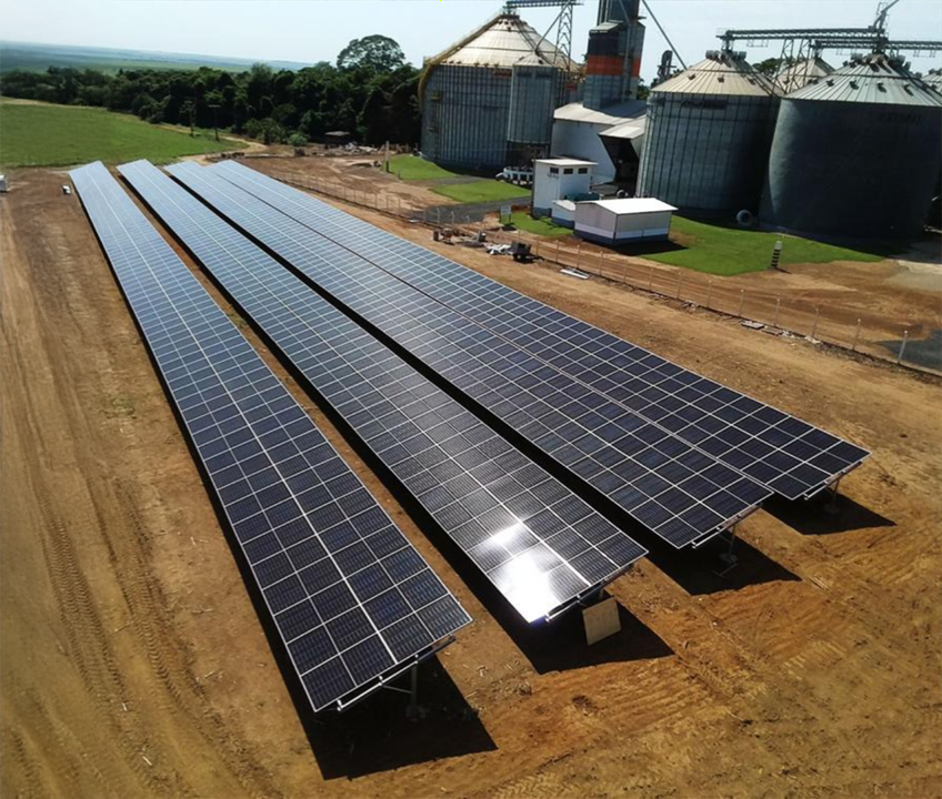 Painéis solares em silo agrícola